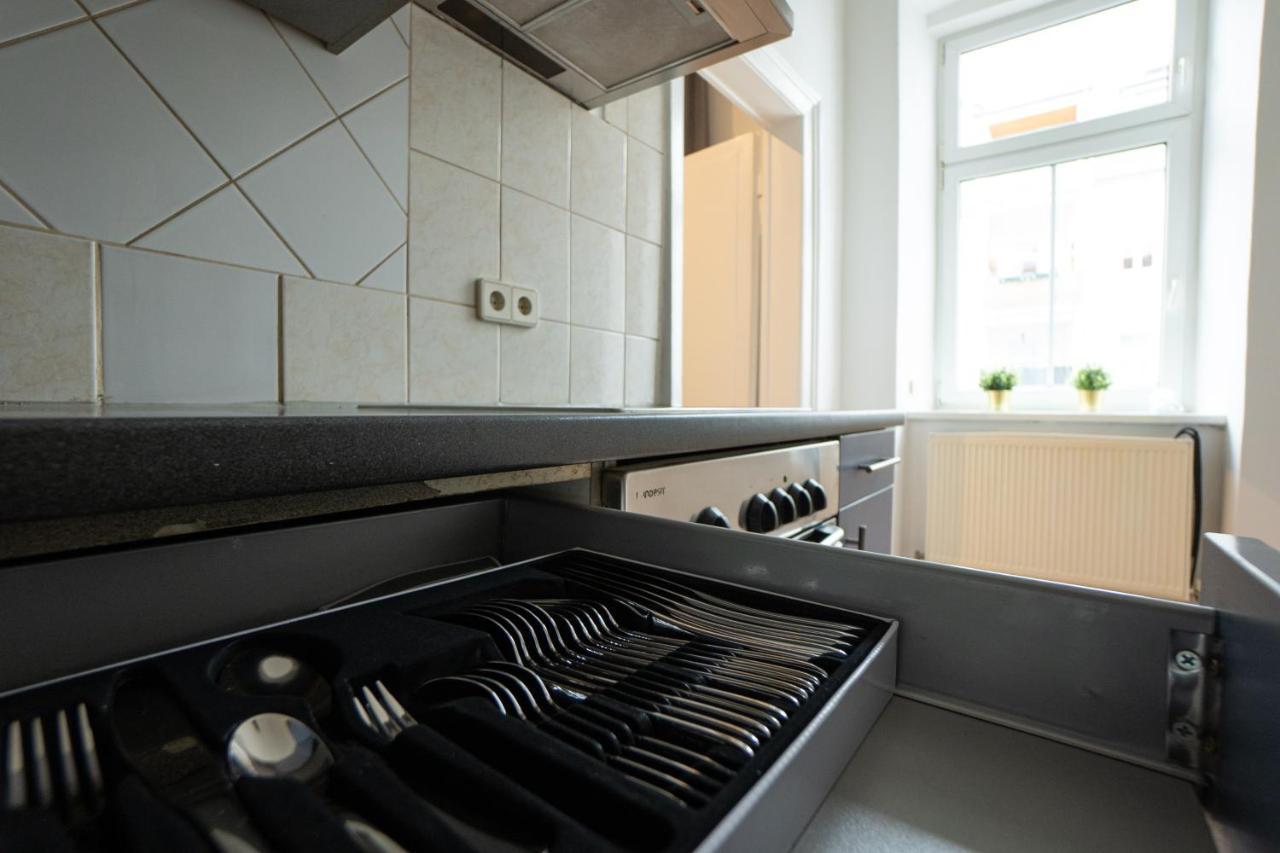 Lovely 1-Bedroom Apartment Next To Praterstern Vienna Exterior photo